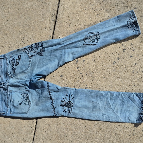 Ninth Rogue Hall Mens 36 Graphic Light Blue Distressed Grafitti Jeans - Picture 7 of 8